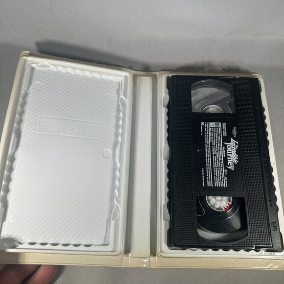 The Incredible Journey VHS Walt Disney 1993 Clamshell Family Adventure - Picture 3 of 3